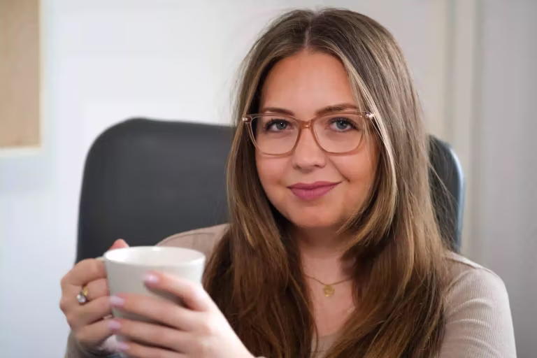 Kristýna s hrnkem při klidném posezení